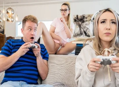 cô nàng bị bạn thân phản bội cướp người yêu khi còn mải mê chơi game